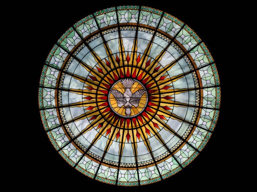 A stained glass window with the image of an eagle in it.